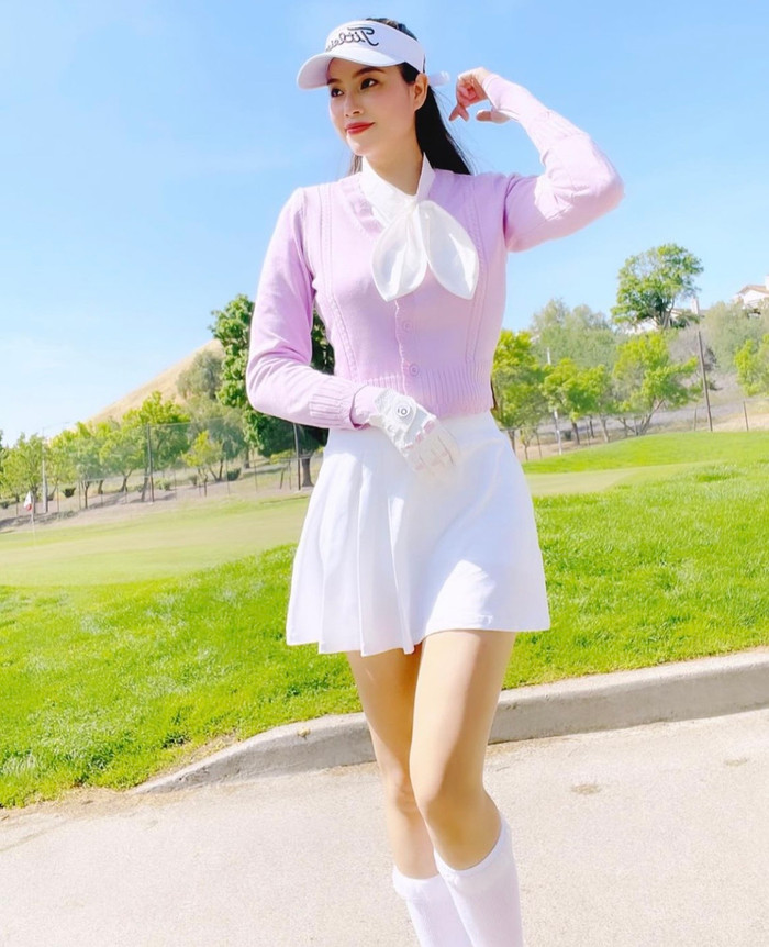 Làn da trắng cũng là điểm cộng lớn khi người đẹp diện trang phục đánh golf.