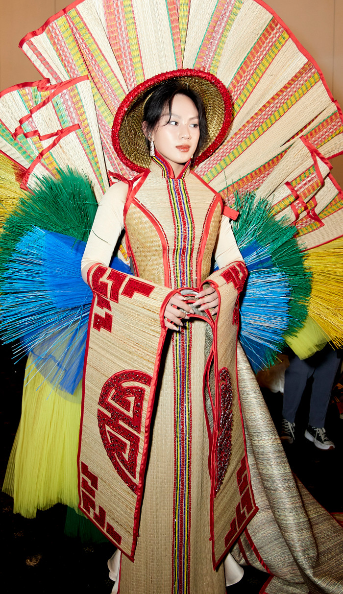 Đột nhập hậu trường quốc phục của Top 41 Hoa hậu Hoàn vũ: Chiếu Cà Mau, vựa ve chai lên sóng Ảnh 5