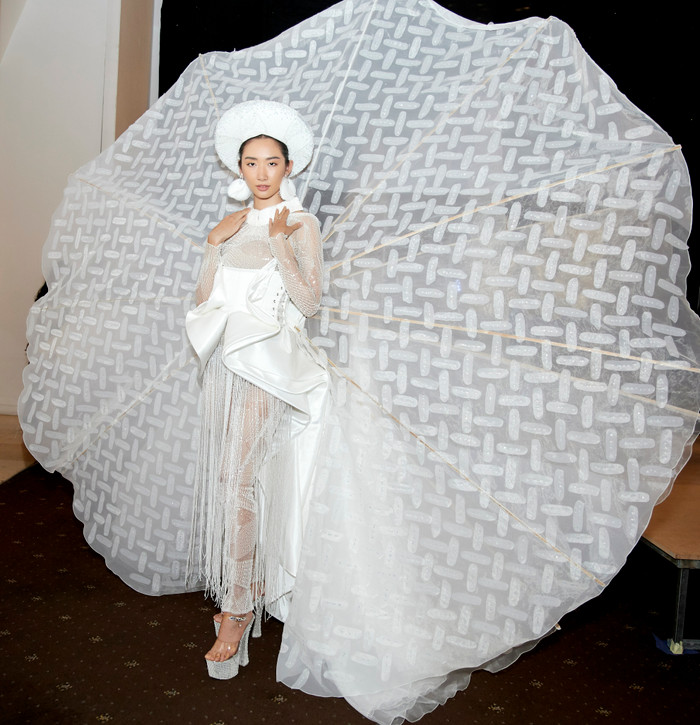 Đột nhập hậu trường quốc phục của Top 41 Hoa hậu Hoàn vũ: Chiếu Cà Mau, vựa ve chai lên sóng Ảnh 11