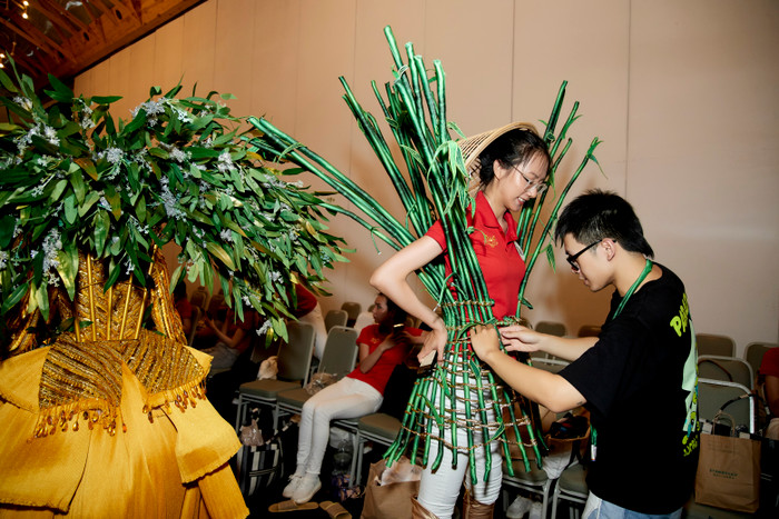 Đột nhập hậu trường quốc phục của Top 41 Hoa hậu Hoàn vũ: Chiếu Cà Mau, vựa ve chai lên sóng Ảnh 4