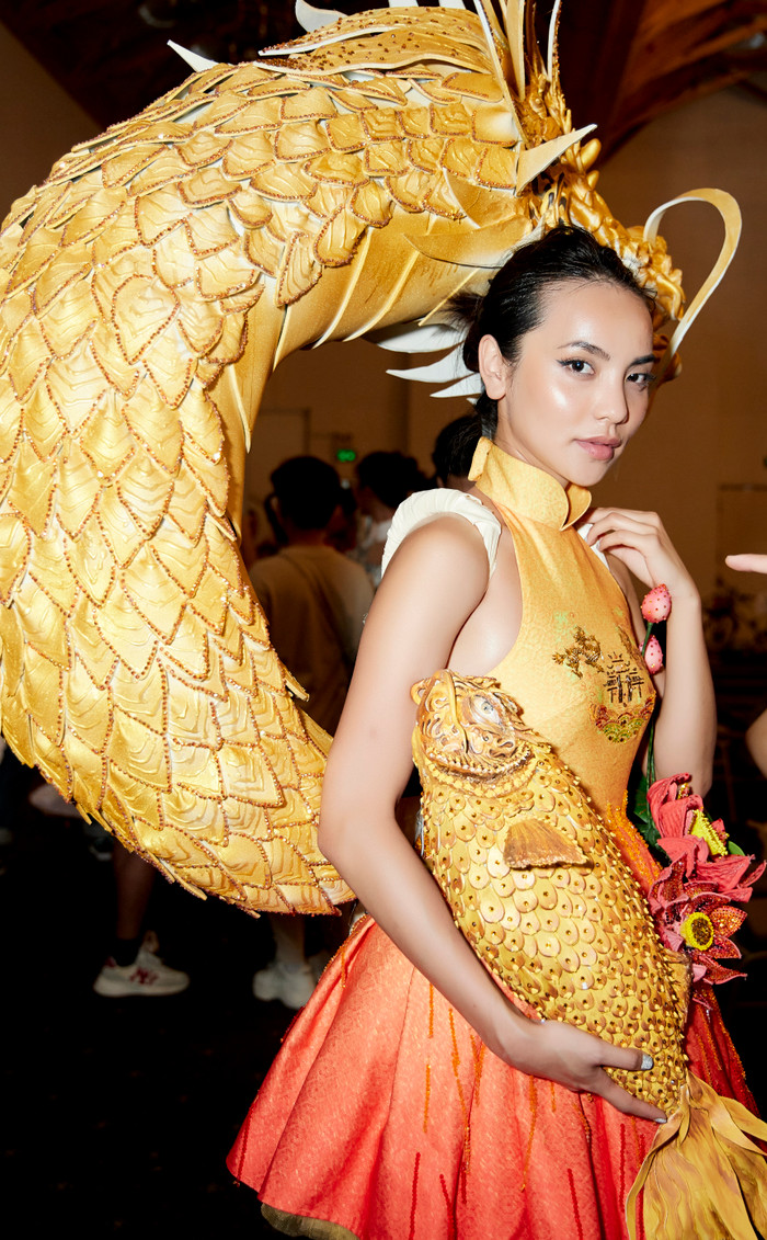 Đột nhập hậu trường quốc phục của Top 41 Hoa hậu Hoàn vũ: Chiếu Cà Mau, vựa ve chai lên sóng Ảnh 7