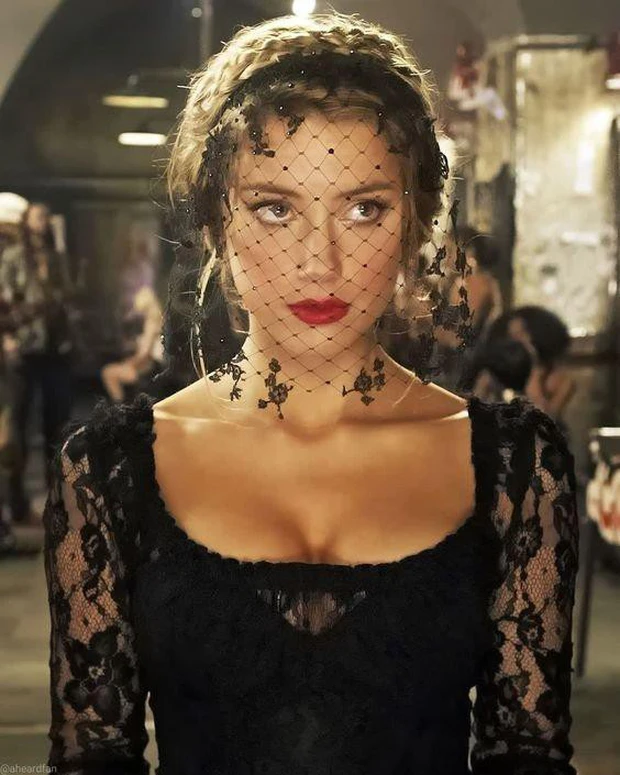 Trước khi tự hủy sự nghiệp, Amber Heard đã từng tỏa sáng trong làng thời trang thế nào? Ảnh 12