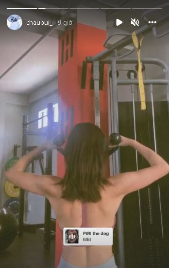 Màn khoe cơ bắp của Châu Bùi khiến dân tình được phen choáng ngợp