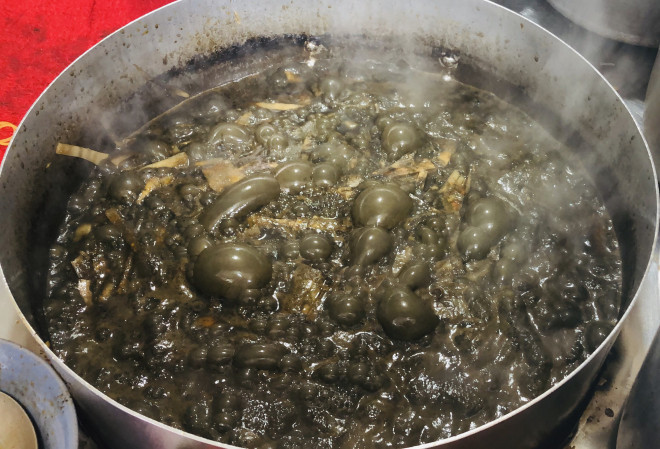 Món bún cua thối - đặc sản đầy thử thách ở Gia Lai Ảnh 6