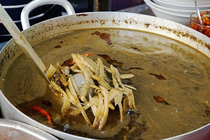 Món bún cua thối - đặc sản đầy thử thách ở Gia Lai Ảnh 4