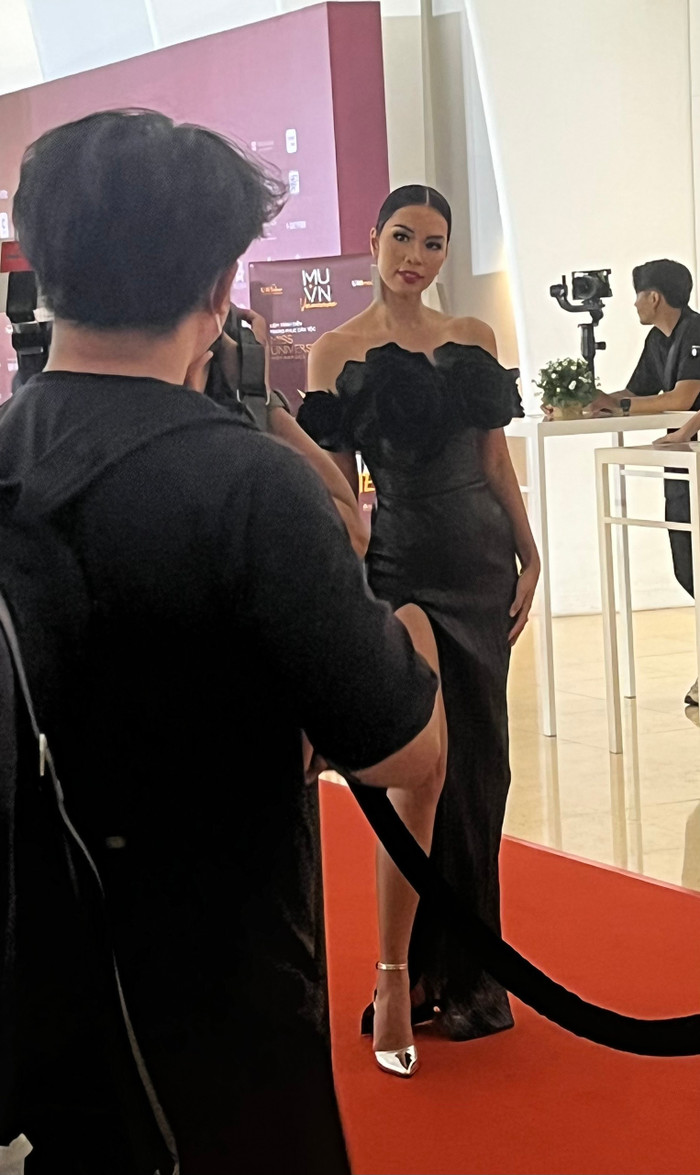 Siêu mẫu vẫn nổi bần bật trong điều kiện thiếu sáng.