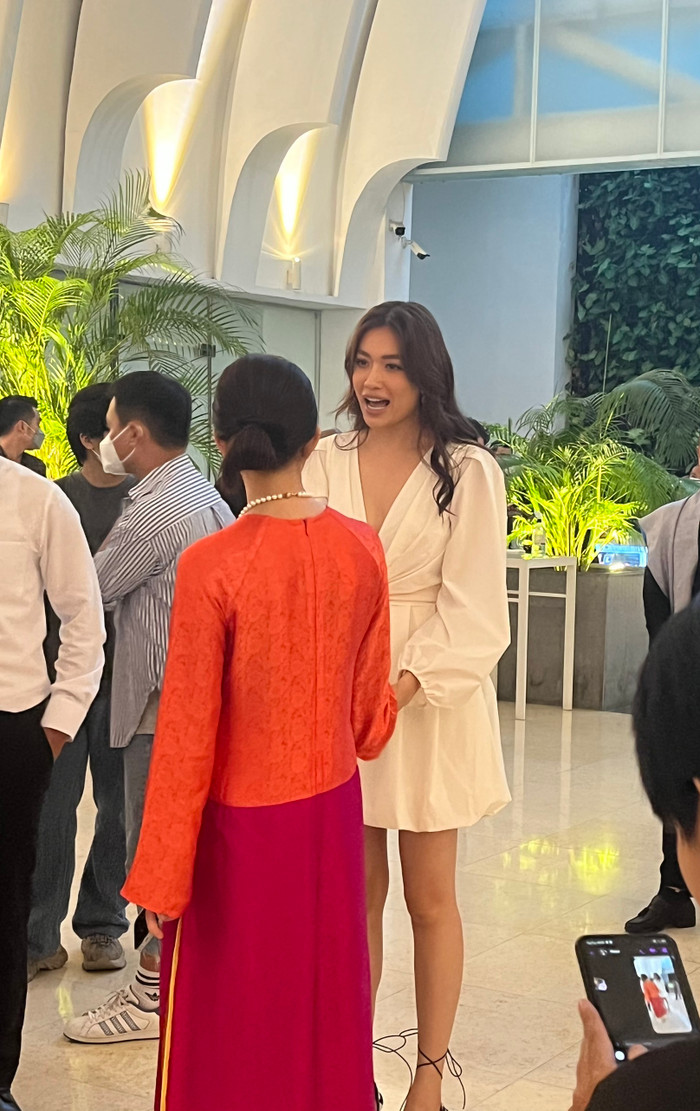 Chọn chiếc đầm trắng đơn giản, Á hậu Lệ Hằng toát lên vẻ đẹp dịu dàng, nữ tính.