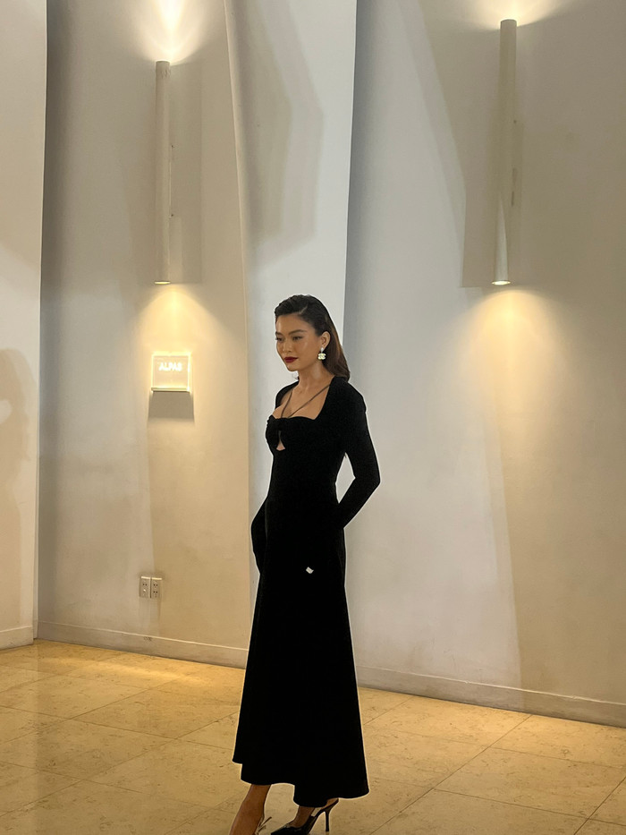 Phối cùng đôi hoa tai lấp lánh, người đẹp tỏa sáng với đôi môi đỏ rượu hút mắt.