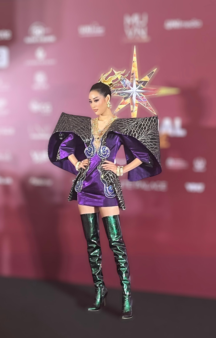 Nàng hậu chiếm spotlight khi xuất hiện trên thảm đỏ với bộ trang phục lấy ý tưởng từ áng mây.