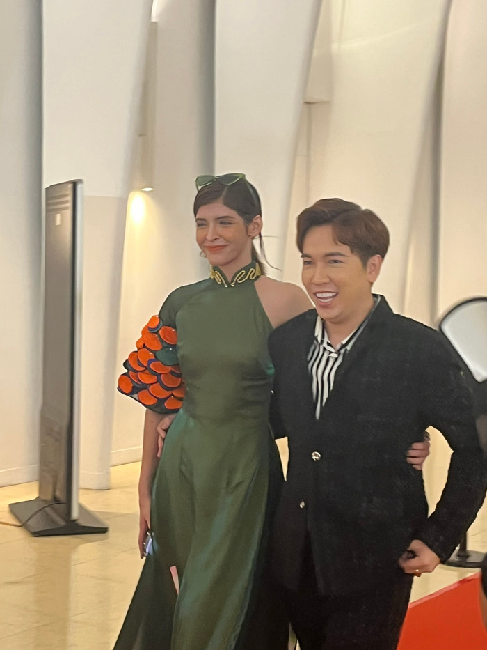 Mẫu tây Andrea lộng lẫy trong tà áo dài hở vai với chiếc mắt kính cùng tone màu.