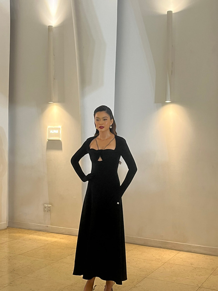 Chọn chiếc đầm đen body ôm dáng, Mâu Thủy thu hút khán giả bởi nét đẹp sang trọng.
