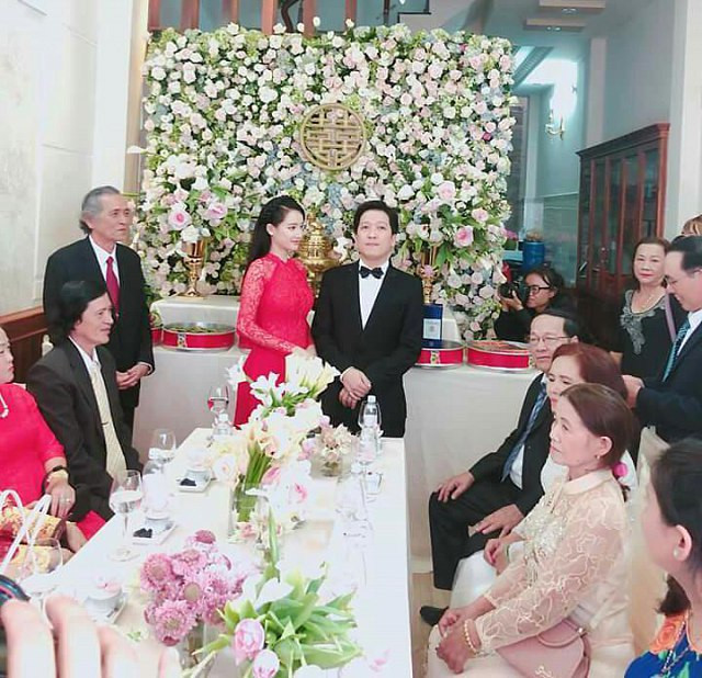 Không hề kém cạnh chính là Nhã Phương. Trong ngày trọng đại với Trường Giang, Nhã Phương đã nhận được không ít lời khen khi nhan sắc tỏa sáng, đẹp không góc chết.