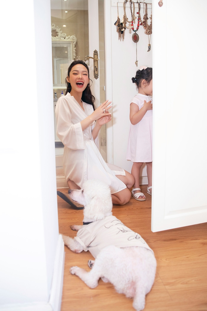 Ở một vài khoảnh khắc được chụp lén trong lễ cưới hôm 13/6, Minh Hằng dù chọn cách trang điểm nhẹ nhàng nhưng vẫn tỏa sáng, đẹp không tì vết.
