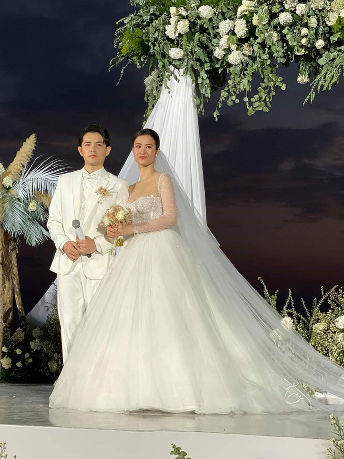 Dù không có sự tác nghiệp của giới truyền thông, tuy nhiên thông qua một vài những hình ảnh rò rỉ được ghi lại bằng điện thoại, nhan sắc của Đông Nhi vẫn đẹp bất chấp camera thường.