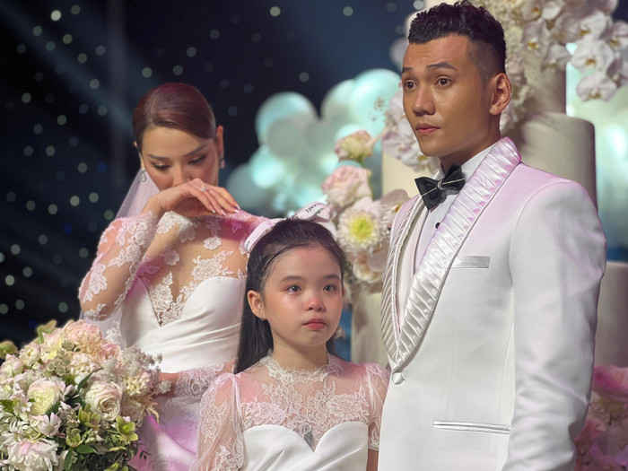 Dẫu những giọt nước mắt đã rơi, tuy nhiên nhan sắc Phương Trinh Jolie vẫn được nhiều người đánh giá cao.