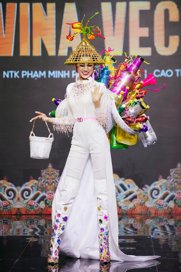 Việc đưa ve chai vào National Costume chưa bao giờ được đánh giá cao. 