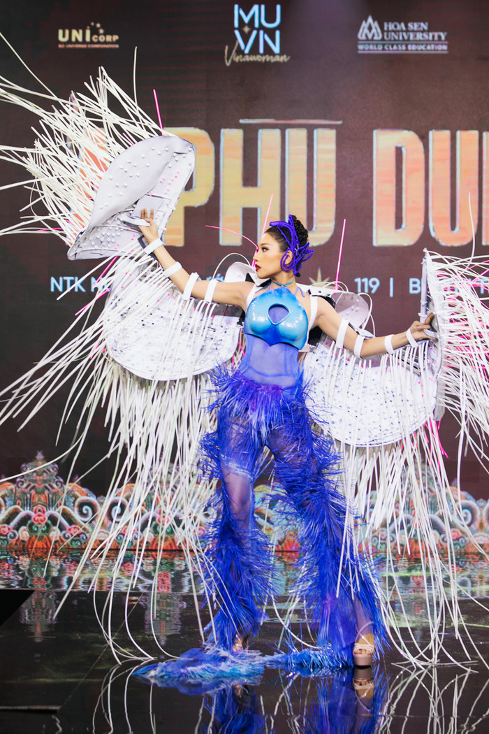 Ả phù dung là thiết kế rối mắt nhất trong Top 41 chung cuộc. Thậm chí, khán giả không hình rõ tên gọi, cảm hứng của bộ trang phục này nếu như MC không đọc giới thiệu.