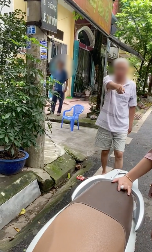 Cụ ông lớn tuổi lao tới tranh cãi với cô gái. (Ảnh cắt từ clip).