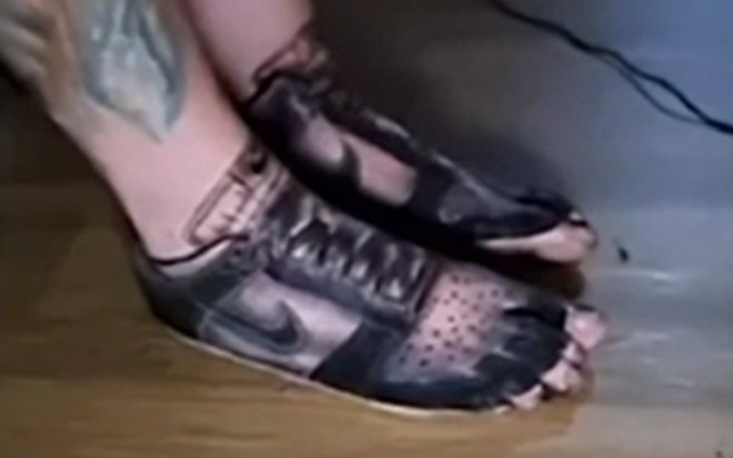 Mỏi mệt vì dăm bữa lại tốn tiền thay giày, người đàn ông tạo cho mình một đôi giày 'vĩnh cửu' Ảnh 2