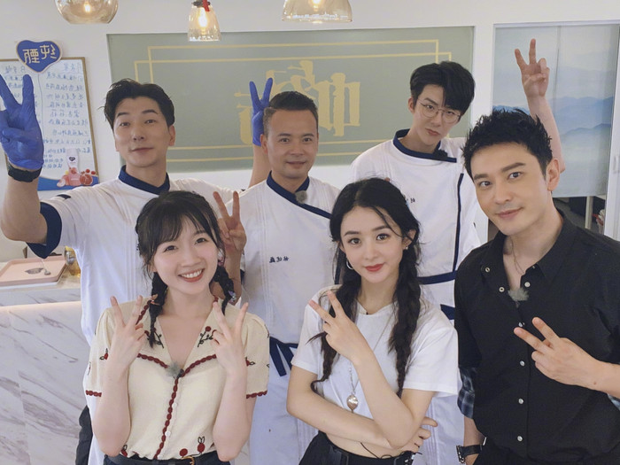 Triệu Lệ Dĩnh từng ghi hình chung với Lưu Vũ Ninh cho show Nhà hàng Trung Hoa.&nbsp;