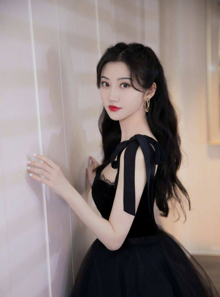 Cảnh Điềm không chỉ giới thiệu phim cho Lưu Vũ Ninh mà còn rất thân thiết với anh chàng.&nbsp;