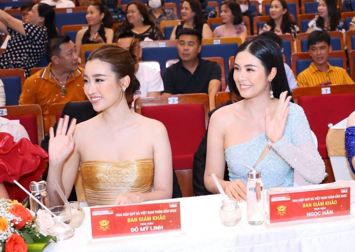 Hai Hoa hậu Việt Nam Ngọc Hân (2010) và Đỗ Mỹ Linh (2016) làm giám khảo đêm chung kết.