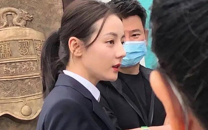 Địch Lệ Nhiệt Ba trong hậu trường phim Công Tố Tinh Anh.