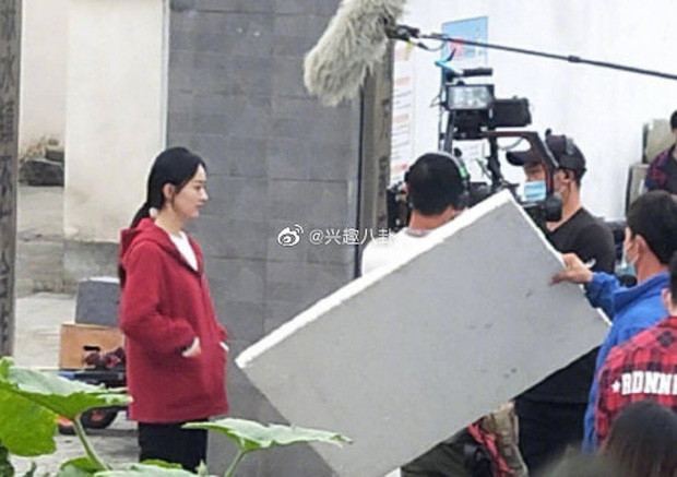 Triệu Lệ Dĩnh trong hậu trường phim Hạnh Phúc Đến Vạn Gia.