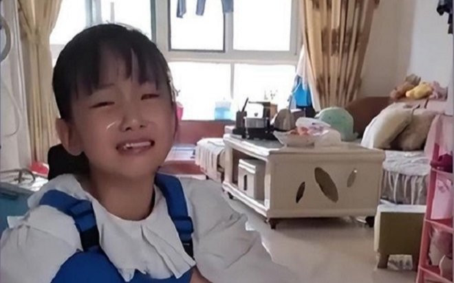 Bài kiểm tra bị cắn xé tan tành, bé gái tiểu học khóc nức nở đòi giao nộp 'tội đồ' cho cô giáo Ảnh 2