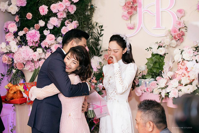 Choáng với sính lễ khủng trong đám cưới sao Việt: Trang sức đắt giá, nhẫn kim cương 'siêu to khổng lồ' Ảnh 3