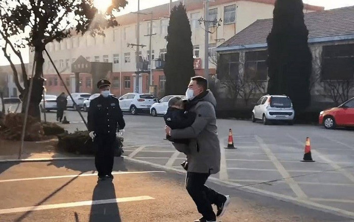 Trường mẫu giáo vừa mở cửa, phụ huynh vội gửi con rồi chạy đi thật nhanh, biết lý do ai nấy đều đồng cảm Ảnh 2