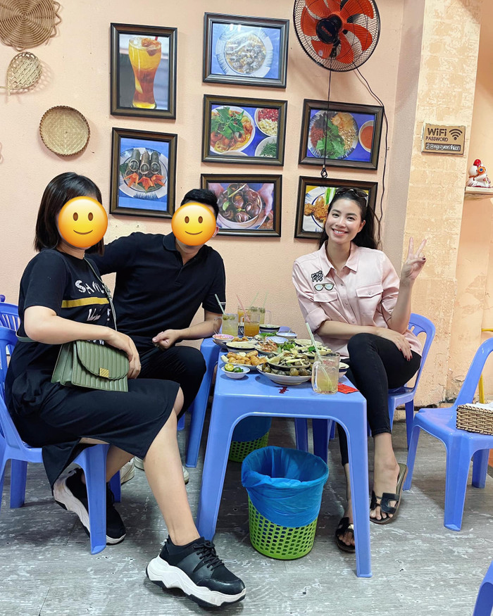 Hình ảnh Phạm Hương đi ăn ốc trưa 16/6.