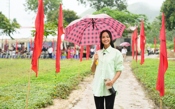 Bận rộn với vai trò giám khảo Miss Universe, H'Hen Niê vẫn dành thời gian làm điều đặc biệt Ảnh 2