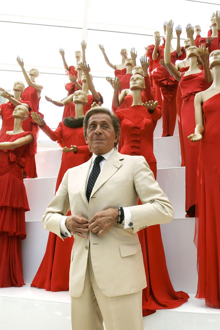 Valentino Garavani hiện sở hữu khối tài sản trị giá 1,5 tỷ USD và có nhiều khách hàng lớn như Nữ hoàng Paola của Bỉ, Công chúa Margaret của Anh, Audrey Hepburn và Jacqueline Kennedy. Nhưng ít ai biết rằng ông vốn là một chàng trai bình thường đến từ thị trấn nhỏ Voghera. Năm 1949, ông rời nhà để theo học phác thảo thời trang tại Viện Santa Maria. Năm 1962, ông cho ra mắt dòng thời trang thiết kế đầu tiên tại Cung điện Pitti ở Florence và bắt đầu tạo dựng tên tuổi khắp thế giới. 