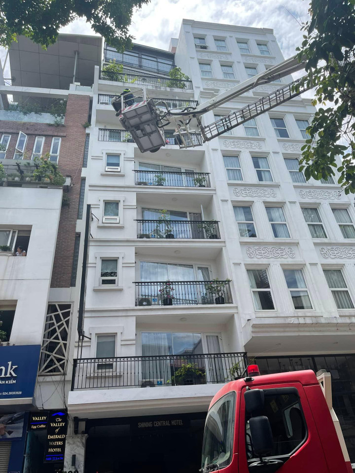 Lực lượng chức năng dùng xe thang đưa được nhiều du khách nước ngoài ra khỏi đám cháy.