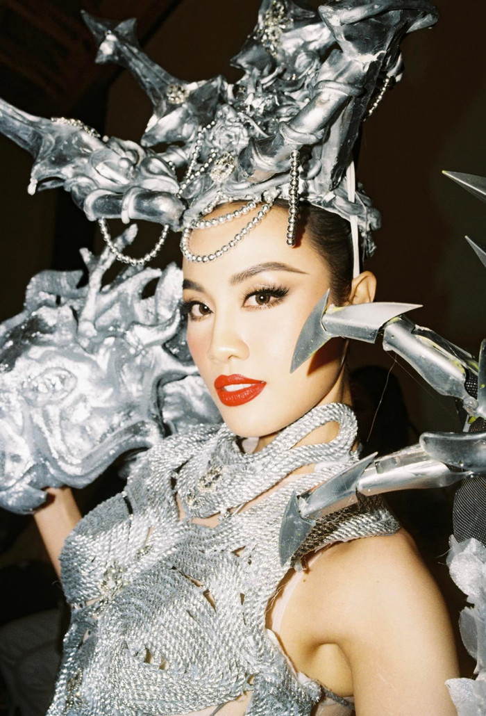 Nếu Thuỷ Tiên là người ẵm giải 'gương mặt ấn tượng nhất' cũng là điều dễ hiểu, vì vào ngày họp báo Miss Universe Vietnam 2022, cô nàng 'nổi bần bật' trước dàn thí sinh với đôi môi đỏ rực và nhan sắc đậm chất Á Đông của mình, từ đó người đẹp Đồng Tháp nhận được sự quan tâm trên các diễn đàn hoa hậu. 