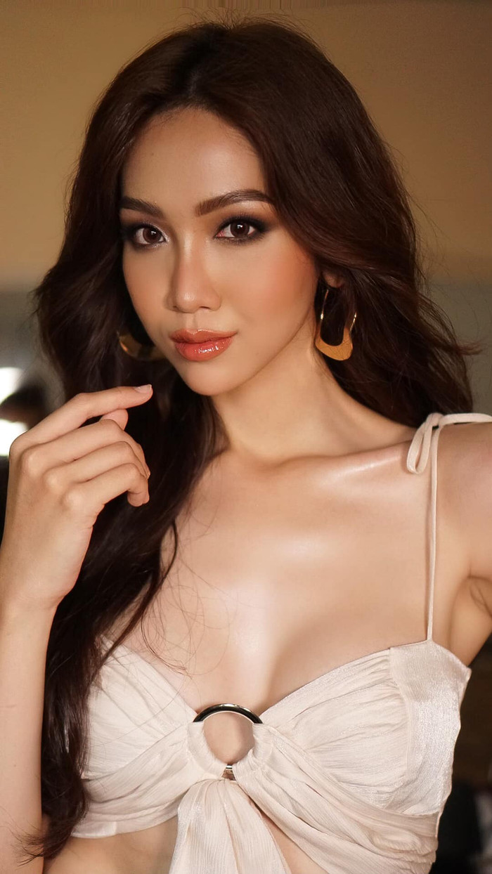 Dù là mỹ nhân chuyển giới, nhưng Đỗ Nhật Hà tham gia cạnh tranh công bằng với các cô gái khác nhờ sở hữu nét đẹp thanh tú dịu dàng và nụ cười rực rỡ. Người đẹp có thể là một đối thủ đáng gờm cho danh hiệu Best Face mùa giải năm nay. 