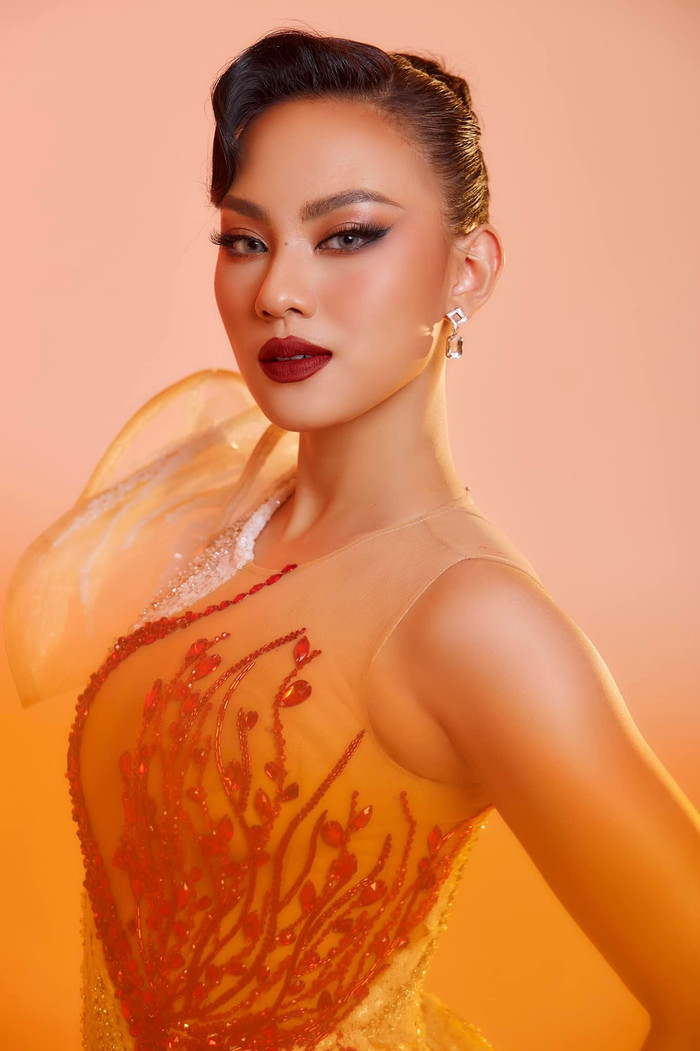 Dù Ngọc Anh không sở hữu 'mình hạt xương mai' như các đối thủ khác nhưng mỹ nhân gốc Sài Gòn ghi điểm với cộng đồng sắc đẹp nhờ chiếc mũi cao và đường nét khuôn mặt cuốn hút. 