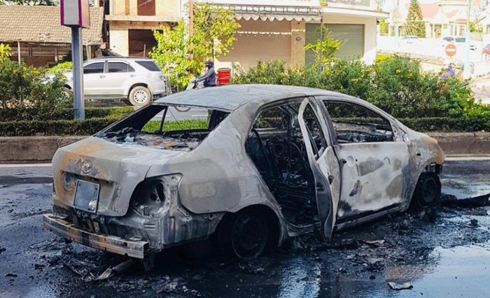 Hiện trường chiếc ô tô bị thiêu rụi hoàn toàn. (Ảnh: Zing.vn)