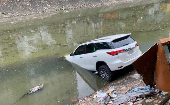 Bàng hoàng cảnh nữ tài xế lao ô tô xuống sông Kim Ngưu Ảnh 2