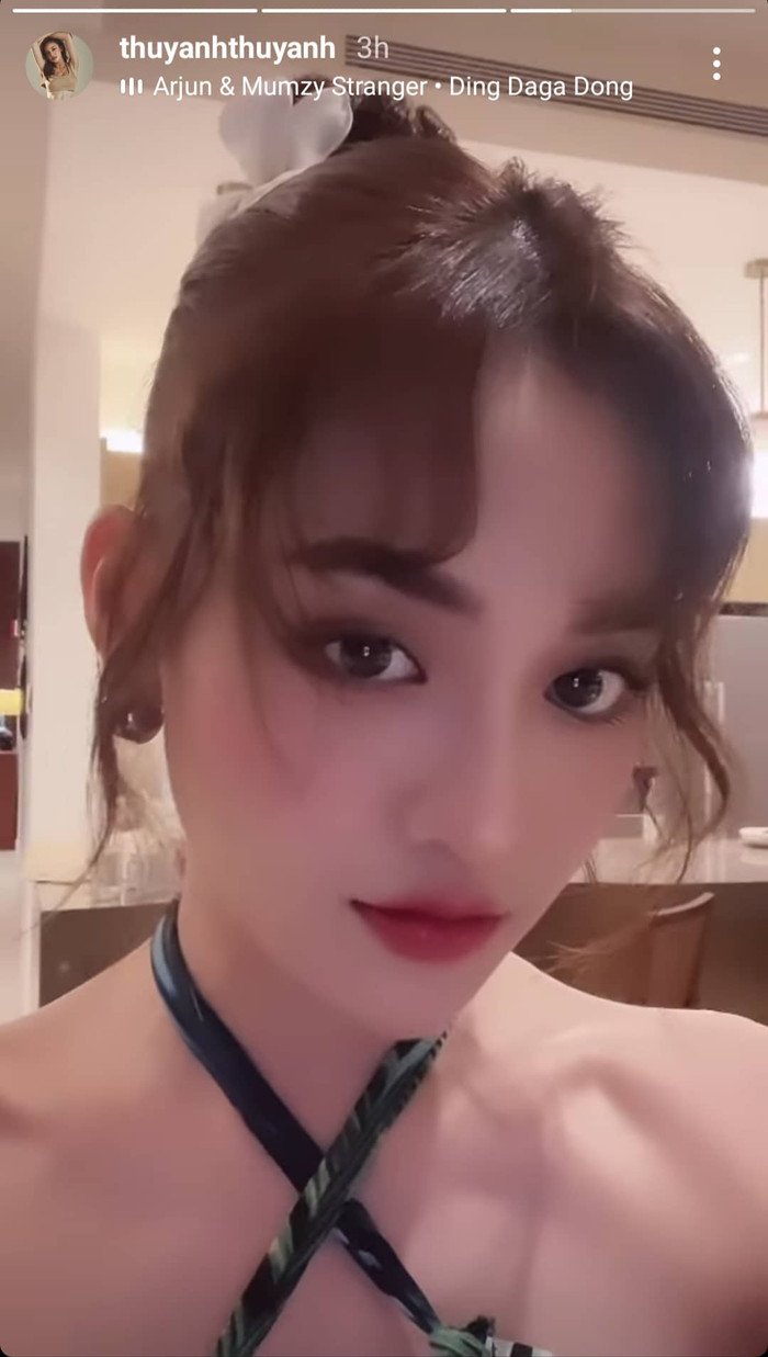 ...và nữ diễn viên Thùy Anh cũng đã có mặt từ sớm để check-in nhận phòng.