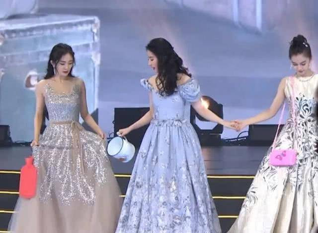 Vì phải cầm đồ nên Lưu Diệc Phi không thể nắm tay Dương Mịch được. 