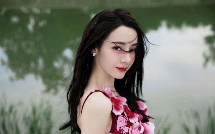 Vừa bị chê không xứng danh hiệu 'cô gái ngọt ngào', Địch Lệ Nhiệt Ba có màn đáp trả cực gắt Ảnh 2