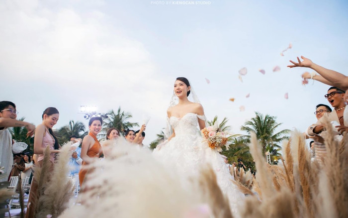 Minh Hằng tiết lộ lý do đám cưới ngập tràn cỏ lau: 'Tôi muốn mình là bông hoa duy nhất' Ảnh 2