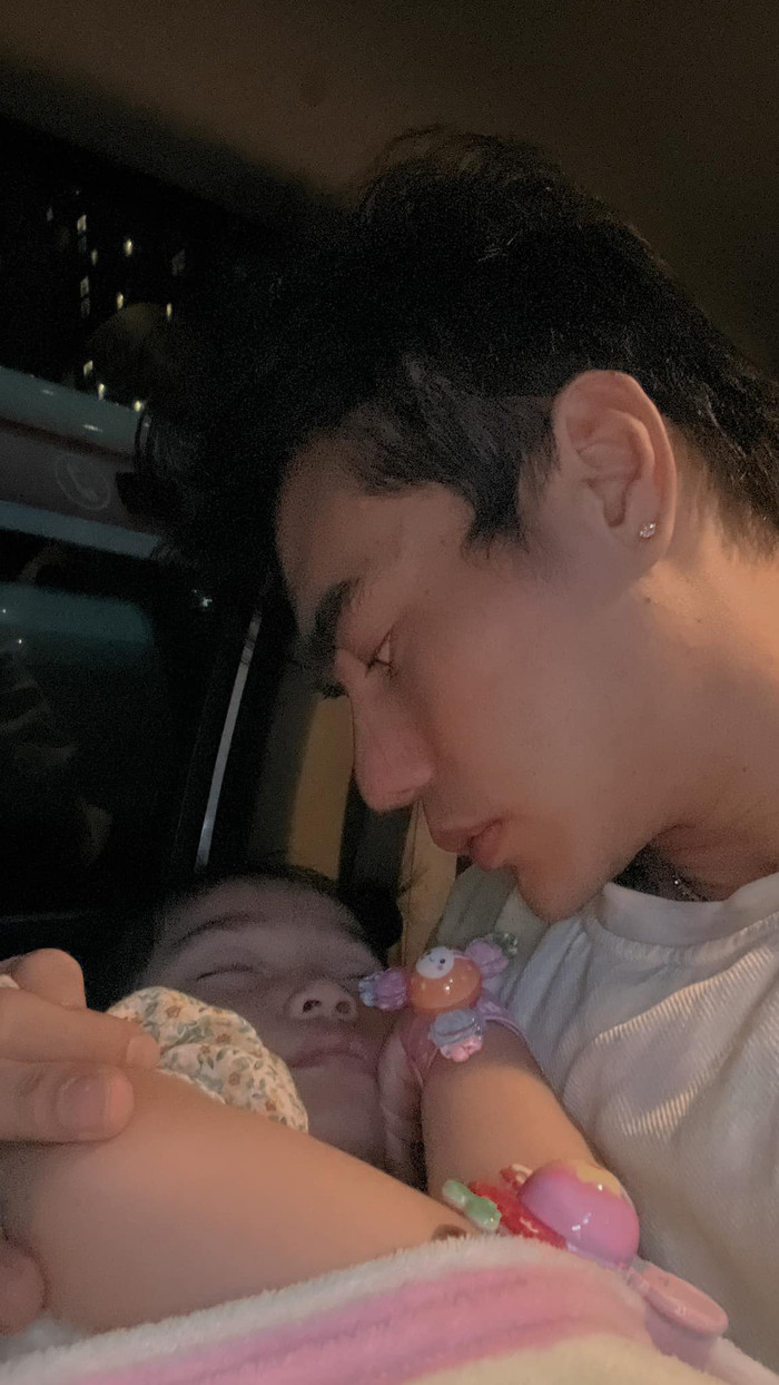 Hoá ra con của Lê Dương Bảo Lâm đã bị bệnh, vợ anh phải bồng con vào bệnh viện còn anh phải chăm sóc nhóc tỳ còn lại.