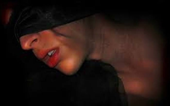 Thường bị chồng bịt mắt và tắt đèn khi 'ân ái', người phụ nữ 'xây xẩm mặt mày' khi biết sự thật phía sau Ảnh 2