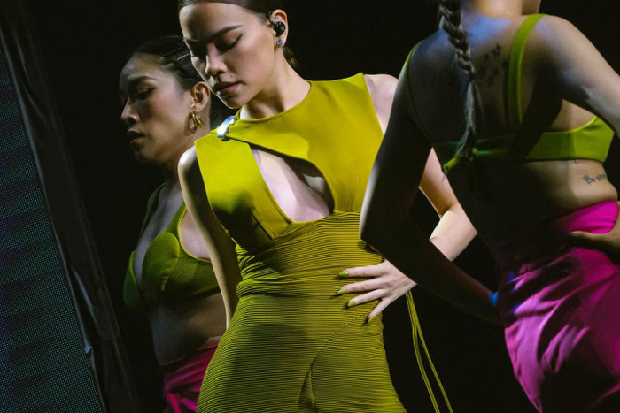 Hồ Ngọc Hà được khen ngợi hết lời khi có hành động ghi điểm dành cho khán giả lớn tuổi Ảnh 7