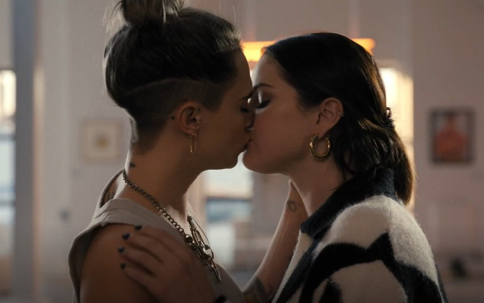 'Cháy mắt' với nụ hôn đồng giới của Selena Gomez Ảnh 2