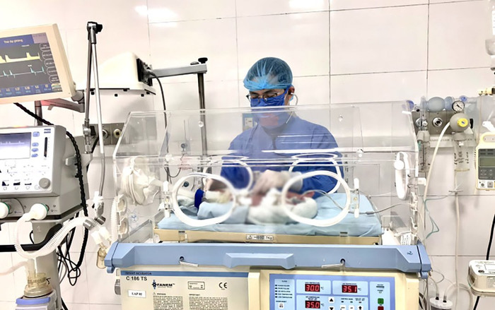 Bé sinh non nặng 1,6kg suy hô hấp, nhiễm khuẩn sơ sinh nặng được cấp cứu khẩn Ảnh 2