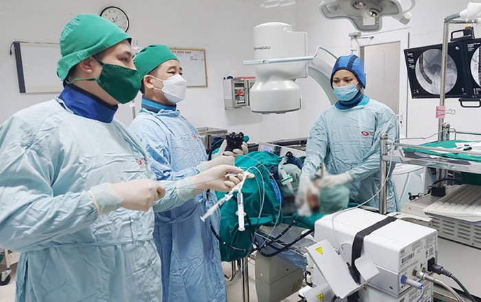 Thường đau bụng, bệnh nhi 11 tuổi được gắp ra giun đũa gần 20 cm trong ống mật Ảnh 2